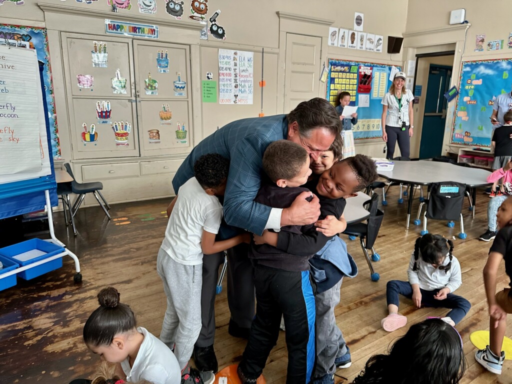 mayor_with_kids.jpeg